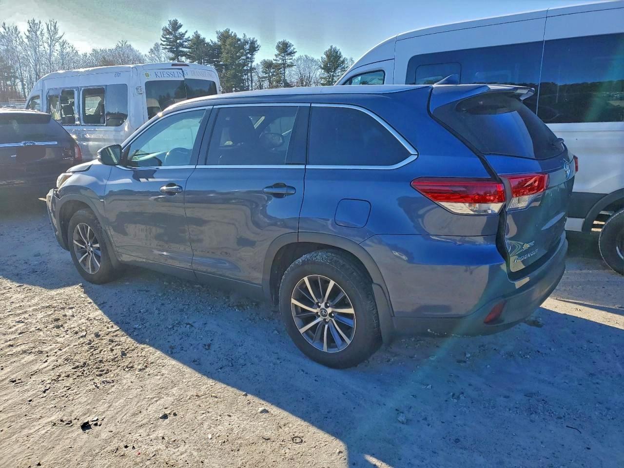 2017 TOYOTA HIGHLANDER SE photo 2