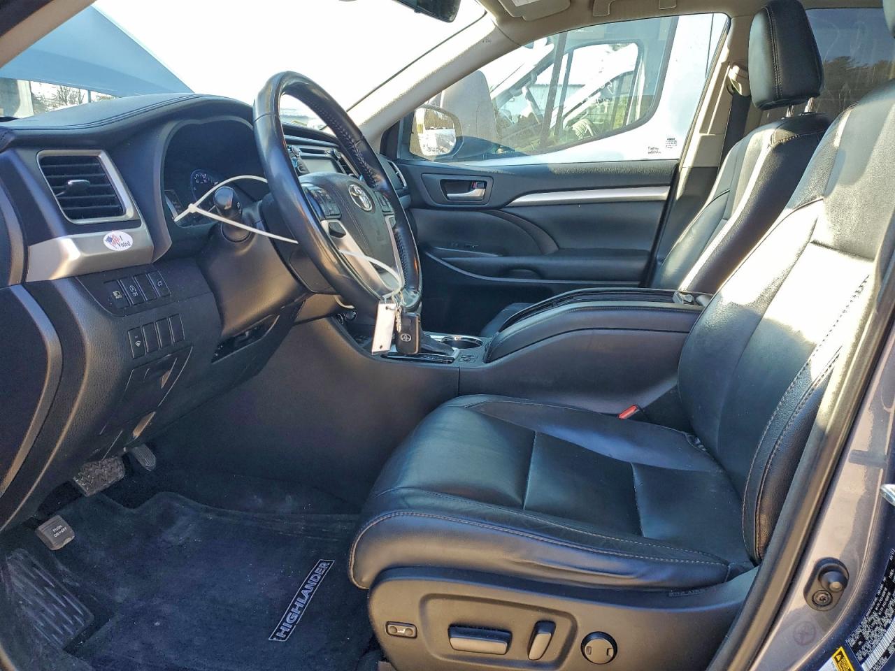 2017 TOYOTA HIGHLANDER SE photo 7