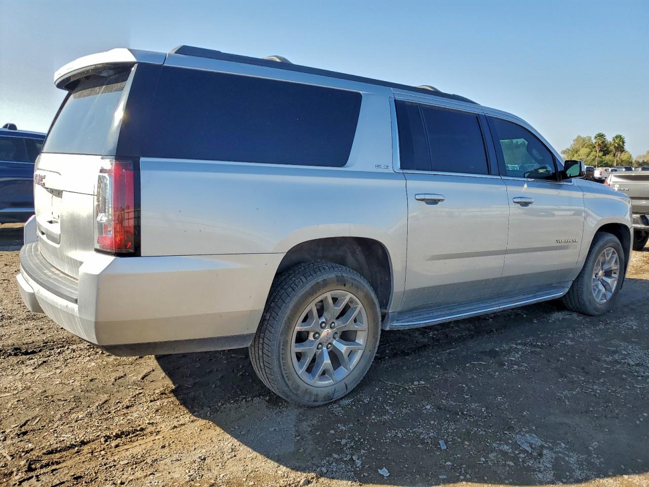 2015 GMC YUKON XL C1500 SLE photo 3