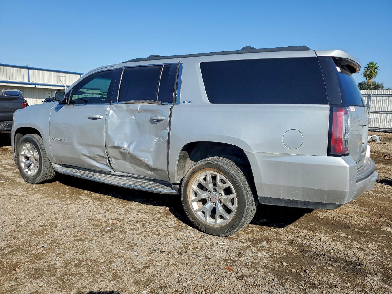 2015 GMC YUKON XL C1500 SLE photo 2