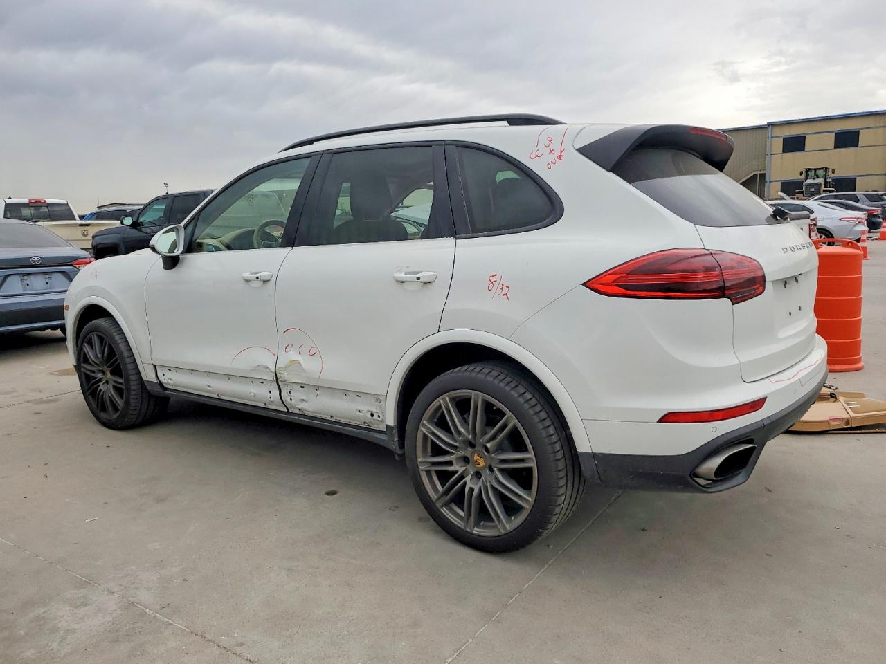 2017 PORSCHE CAYENNE photo 4