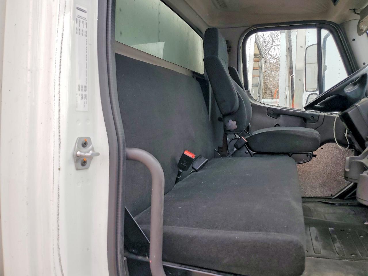 2017 FREIGHTLINER BUSINESS CLASS M2 BOX TRUCK photo 28