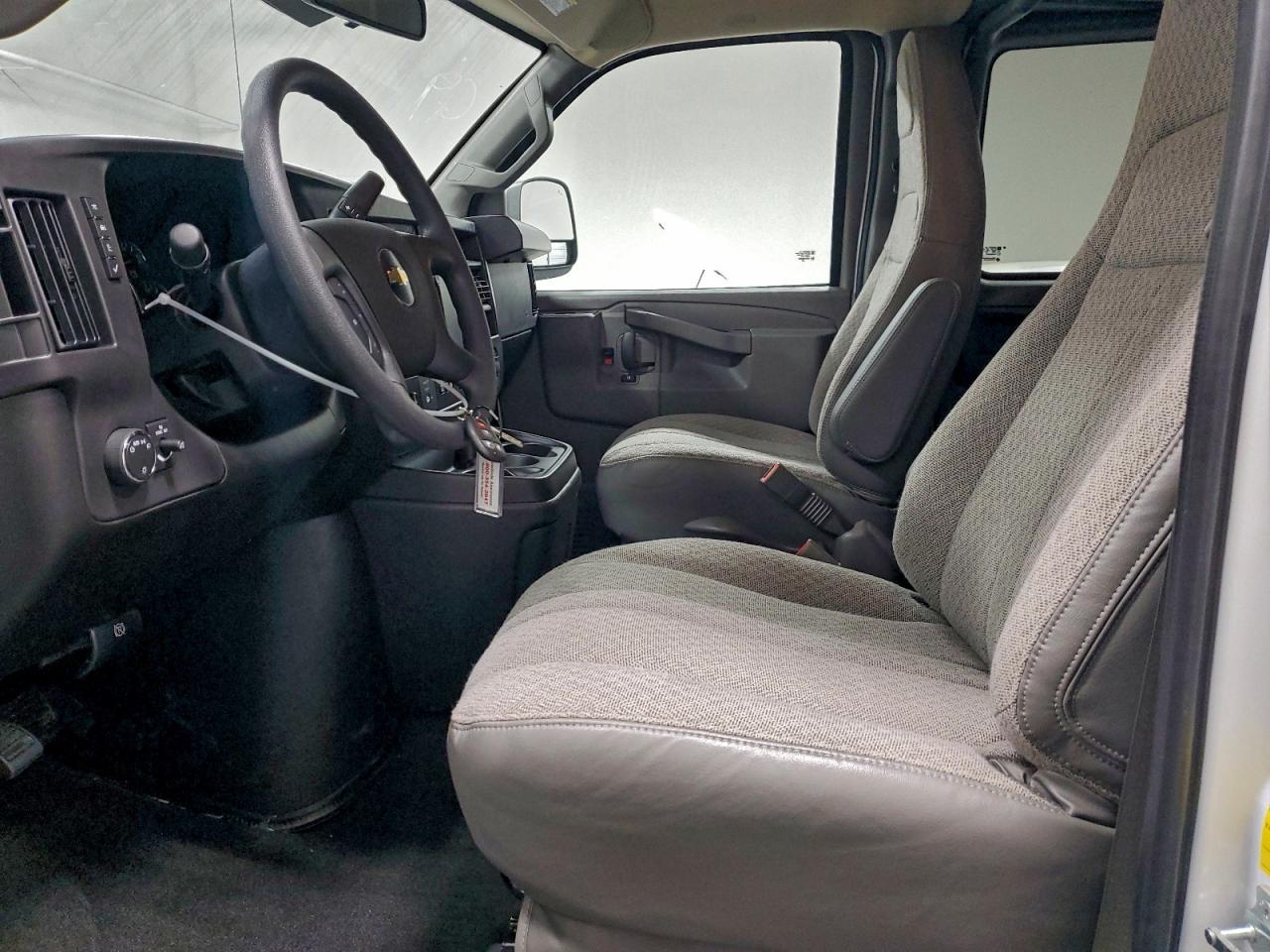 2025 CHEVROLET EXPRESS G3500 LT photo 13