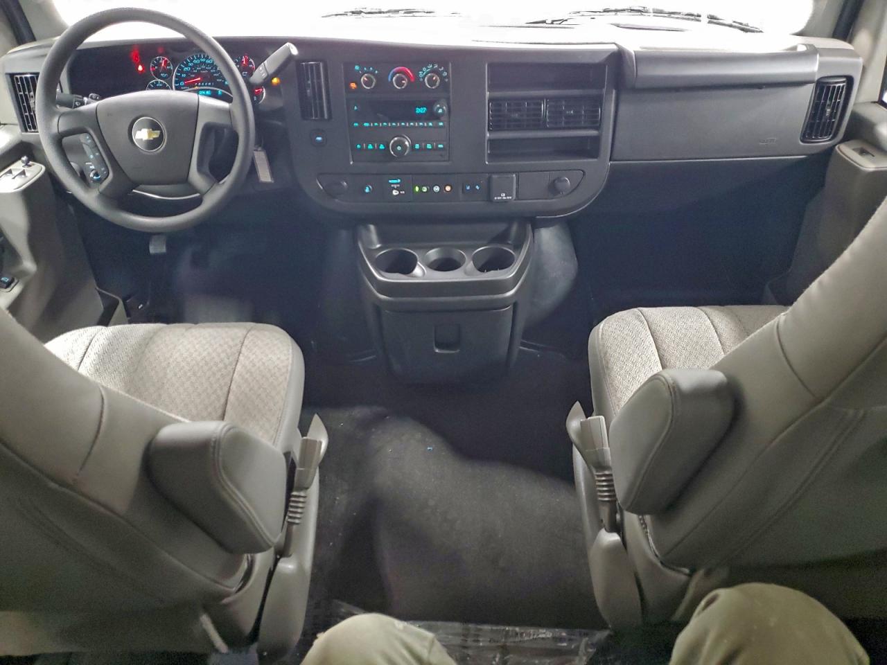 2025 CHEVROLET EXPRESS G3500 LT photo 15