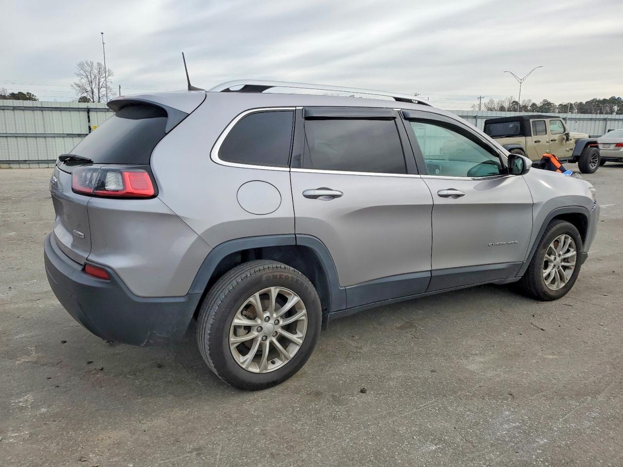 2019 JEEP CHEROKEE LATITUDE photo 3