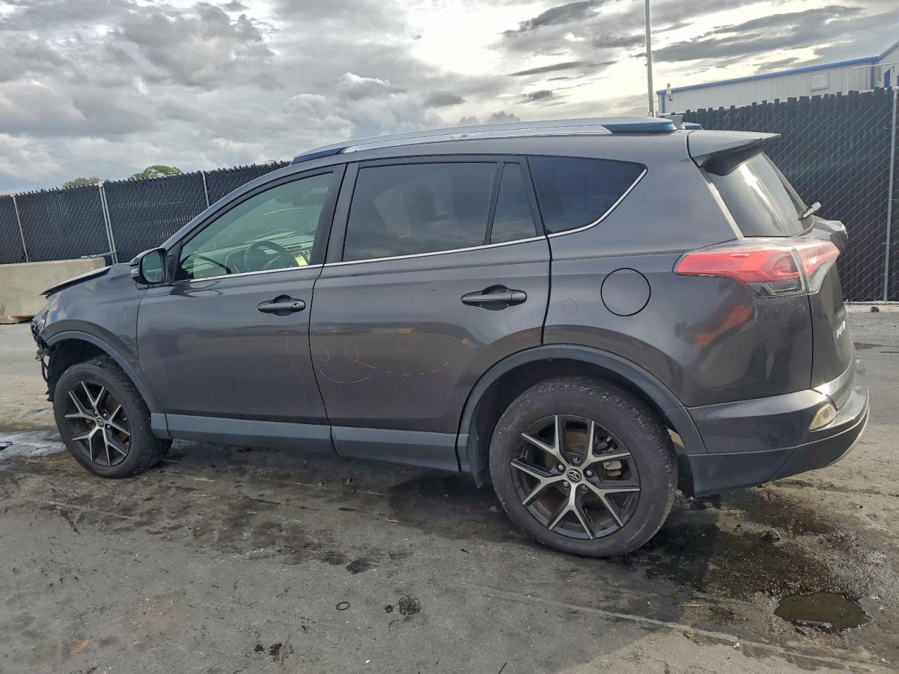 2018 TOYOTA RAV4 SE photo 2