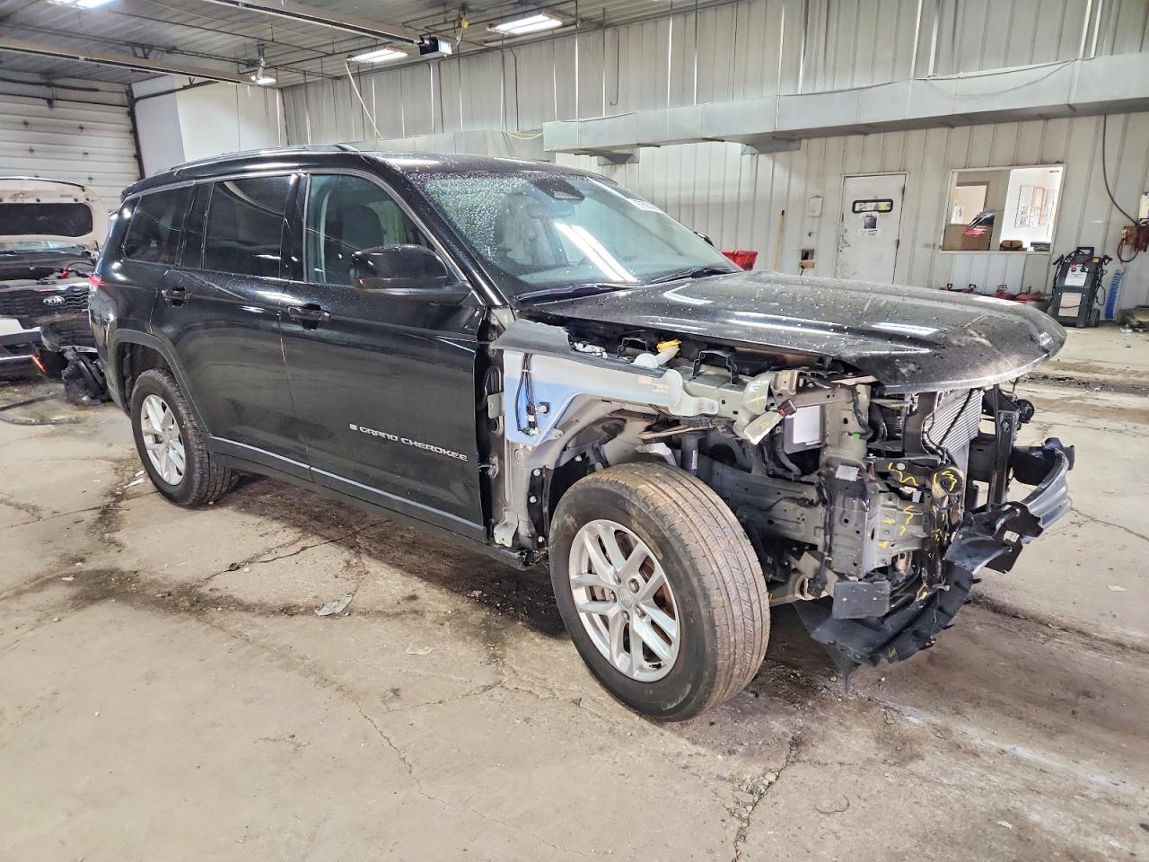 2023 JEEP GRAND CHEROKEE L LAREDO photo 4