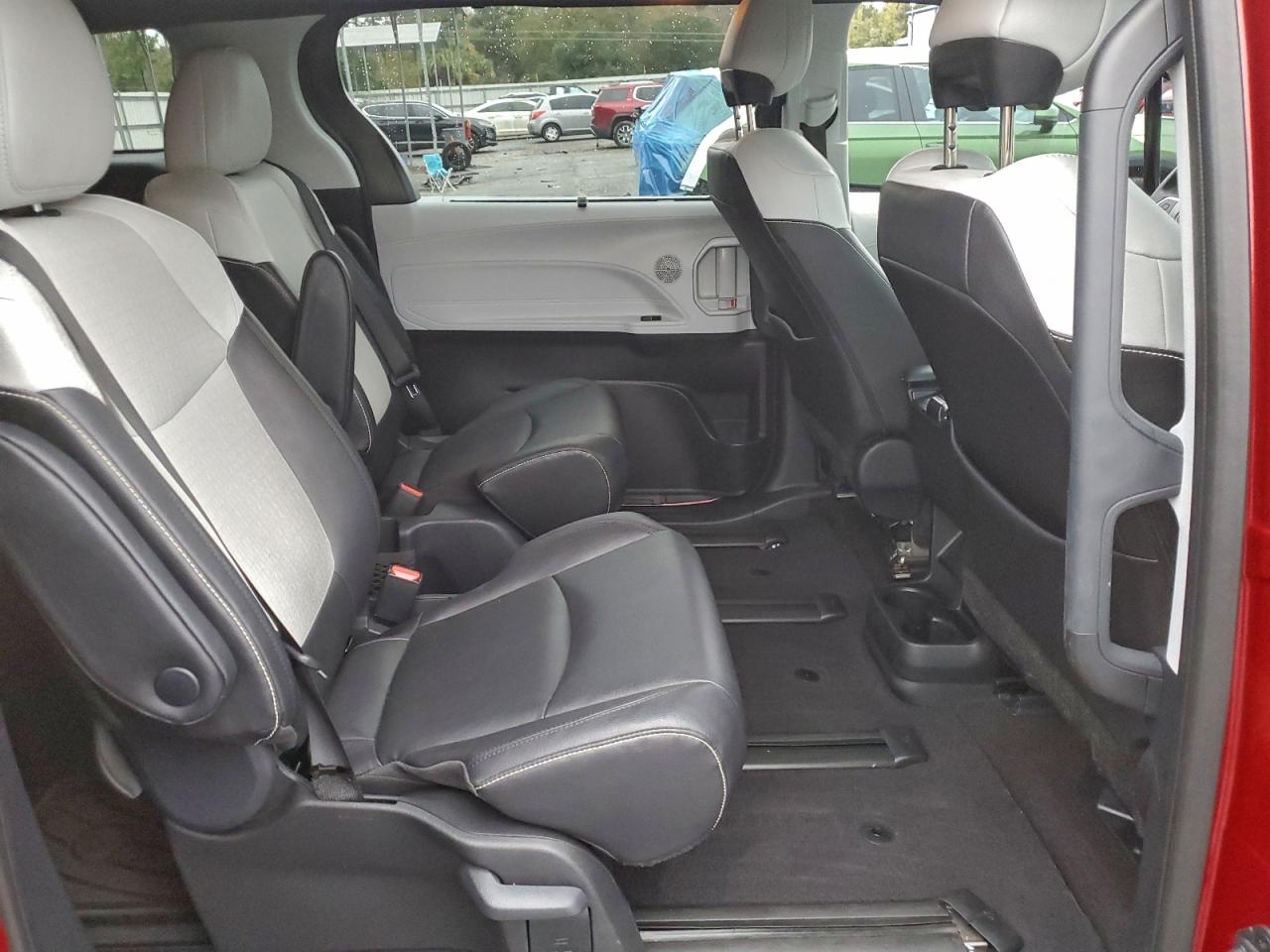 2025 TOYOTA SIENNA XSE photo 11