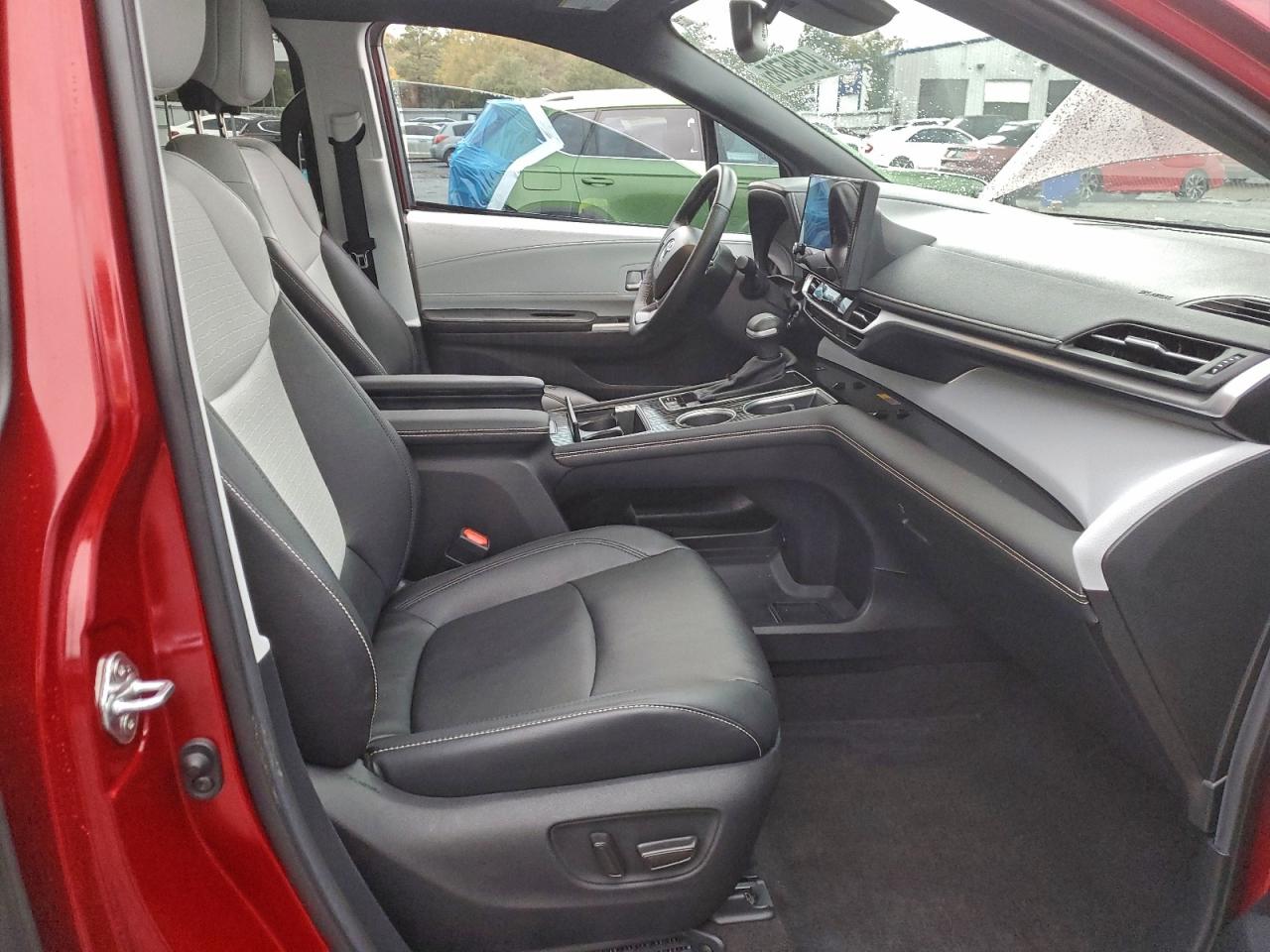 2025 TOYOTA SIENNA XSE photo 7