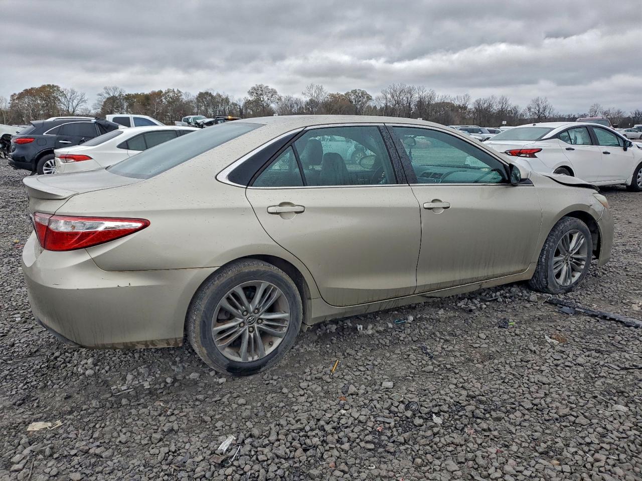 2015 TOYOTA CAMRY LE photo 3