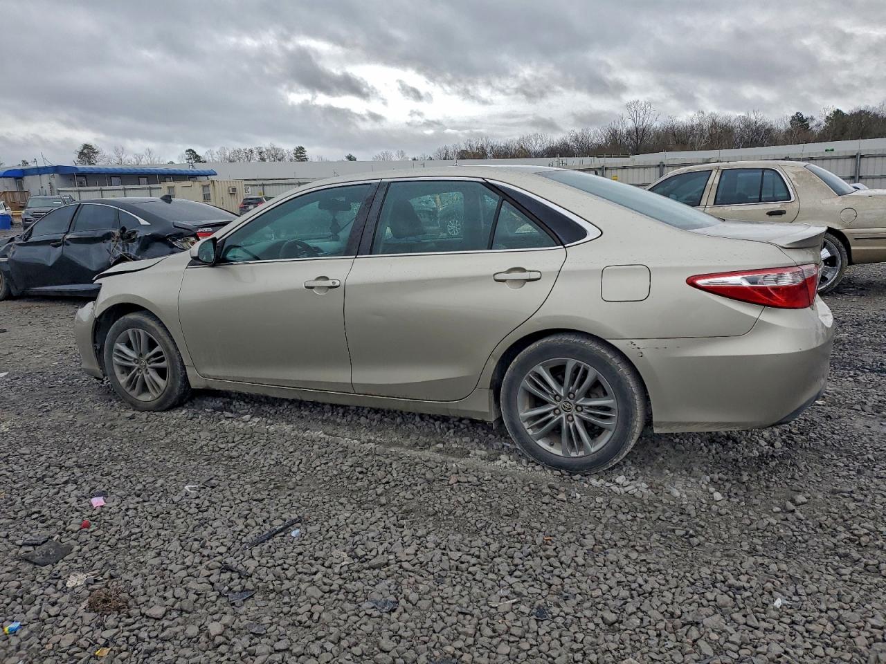 2015 TOYOTA CAMRY LE photo 2