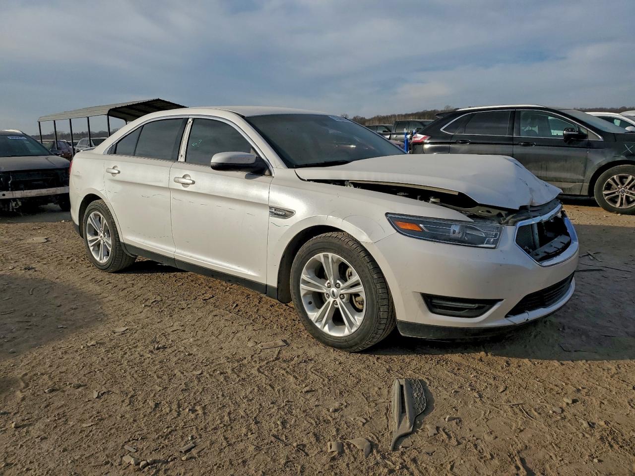 2018 FORD TAURUS SEL photo 4