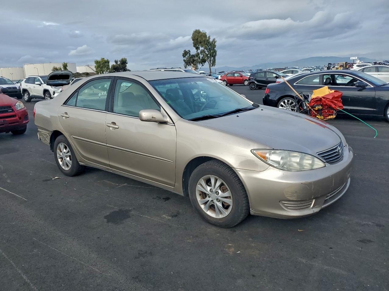 2005 TOYOTA CAMRY LE photo 4