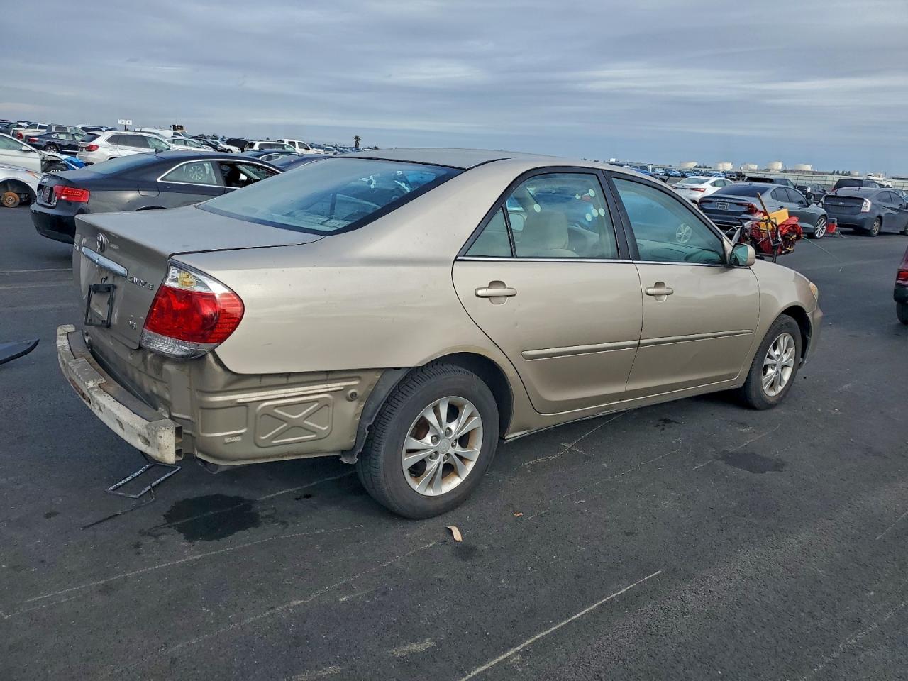 2005 TOYOTA CAMRY LE photo 3
