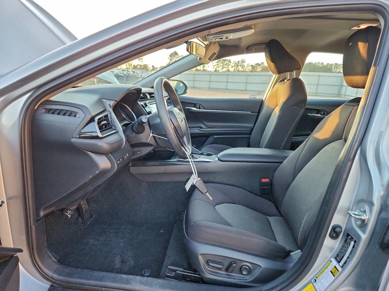 2020 TOYOTA CAMRY LE photo 7