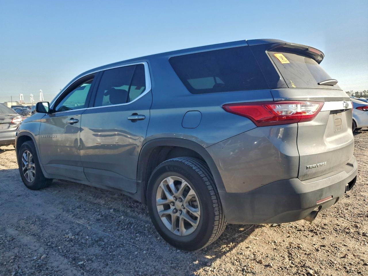 2020 CHEVROLET TRAVERSE LS photo 2