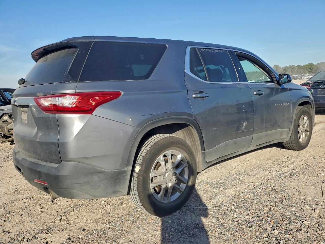 2020 CHEVROLET TRAVERSE LS photo 3