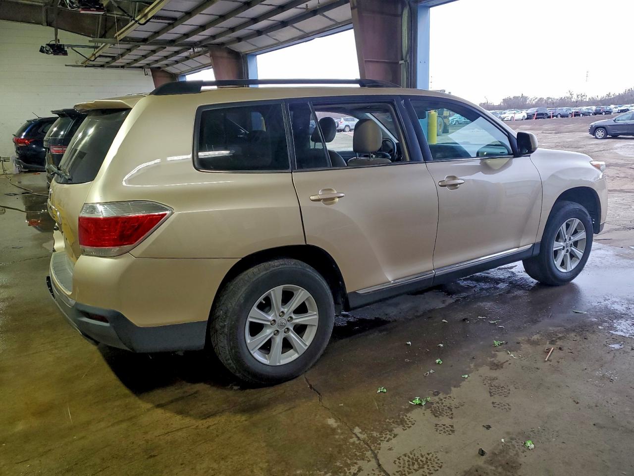 2013 TOYOTA HIGHLANDER BASE photo 3