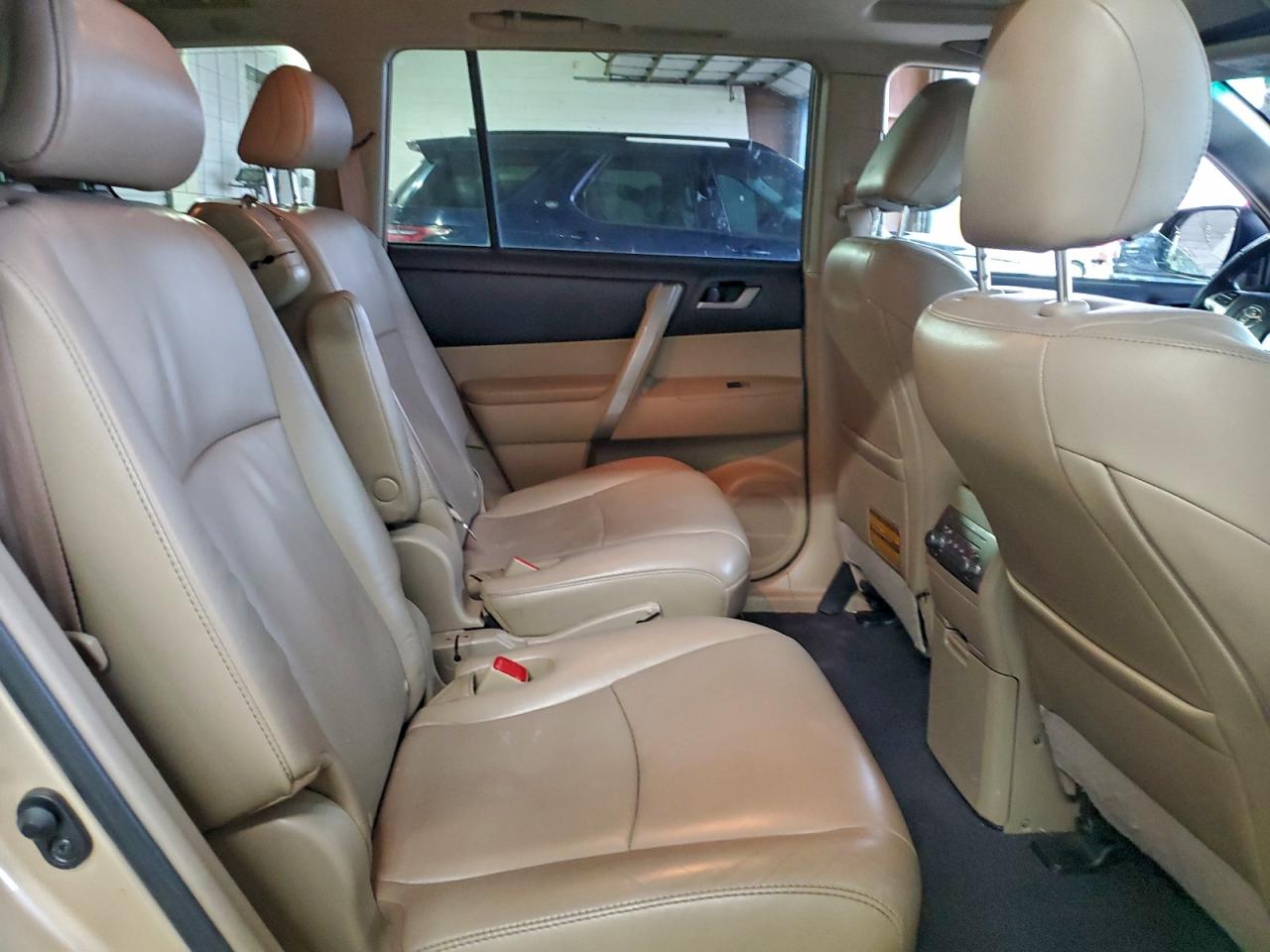 2013 TOYOTA HIGHLANDER BASE photo 11