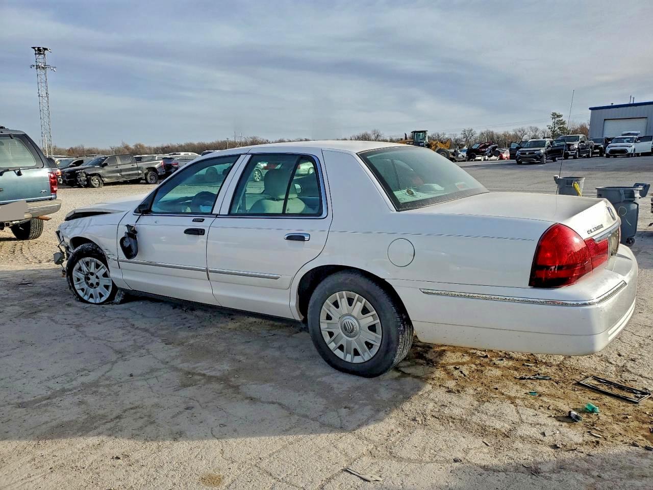 2005 MERCURY GRAND MARQUIS GS photo 2