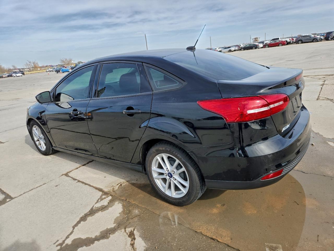 2017 FORD FOCUS SE photo 2