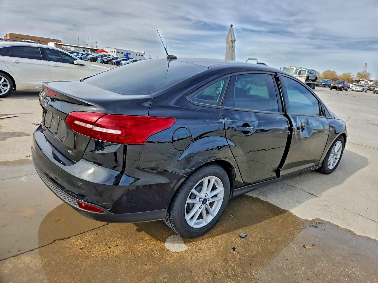 2017 FORD FOCUS SE photo 3
