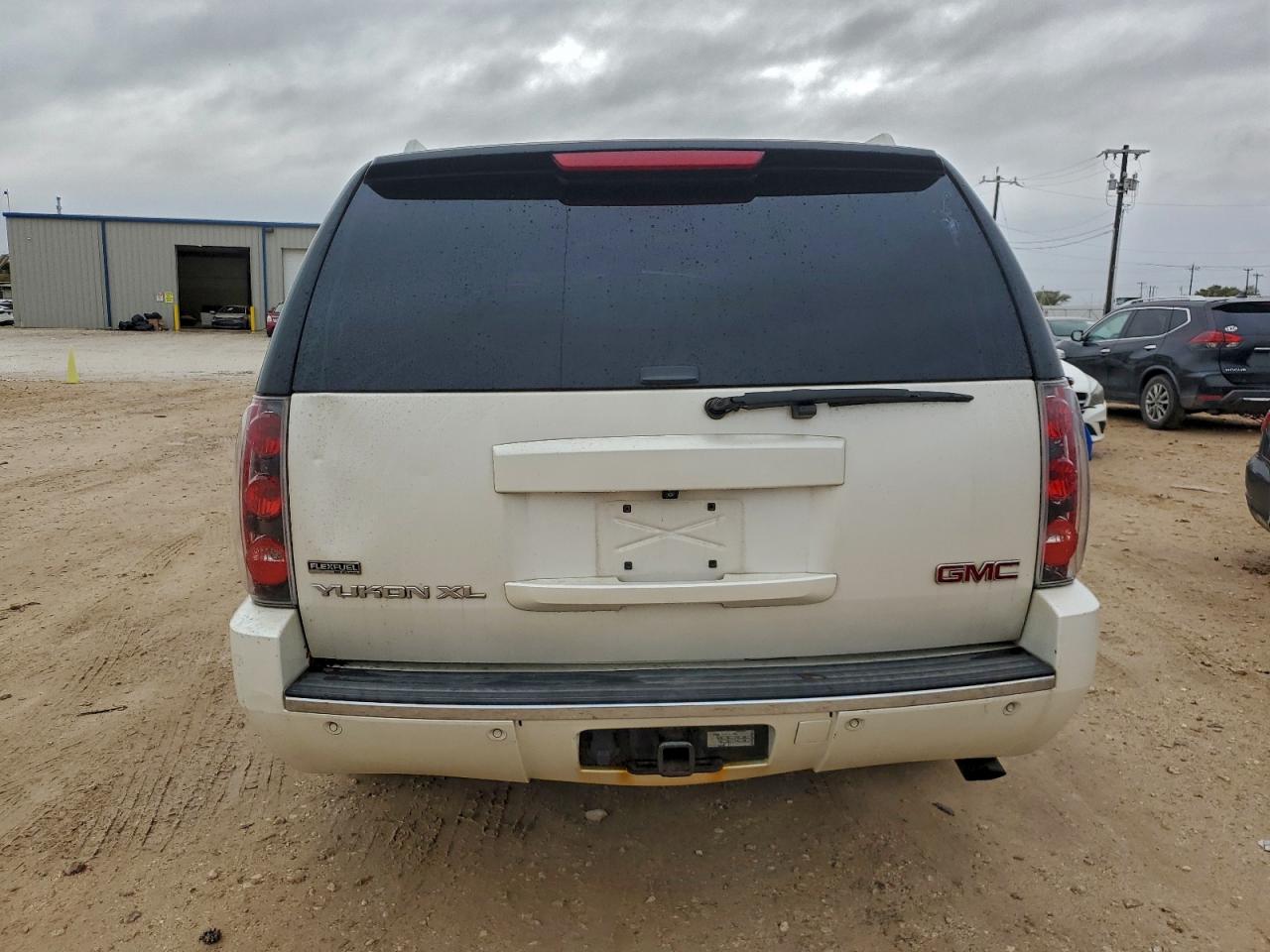 2011 GMC YUKON XL DENALI photo 6