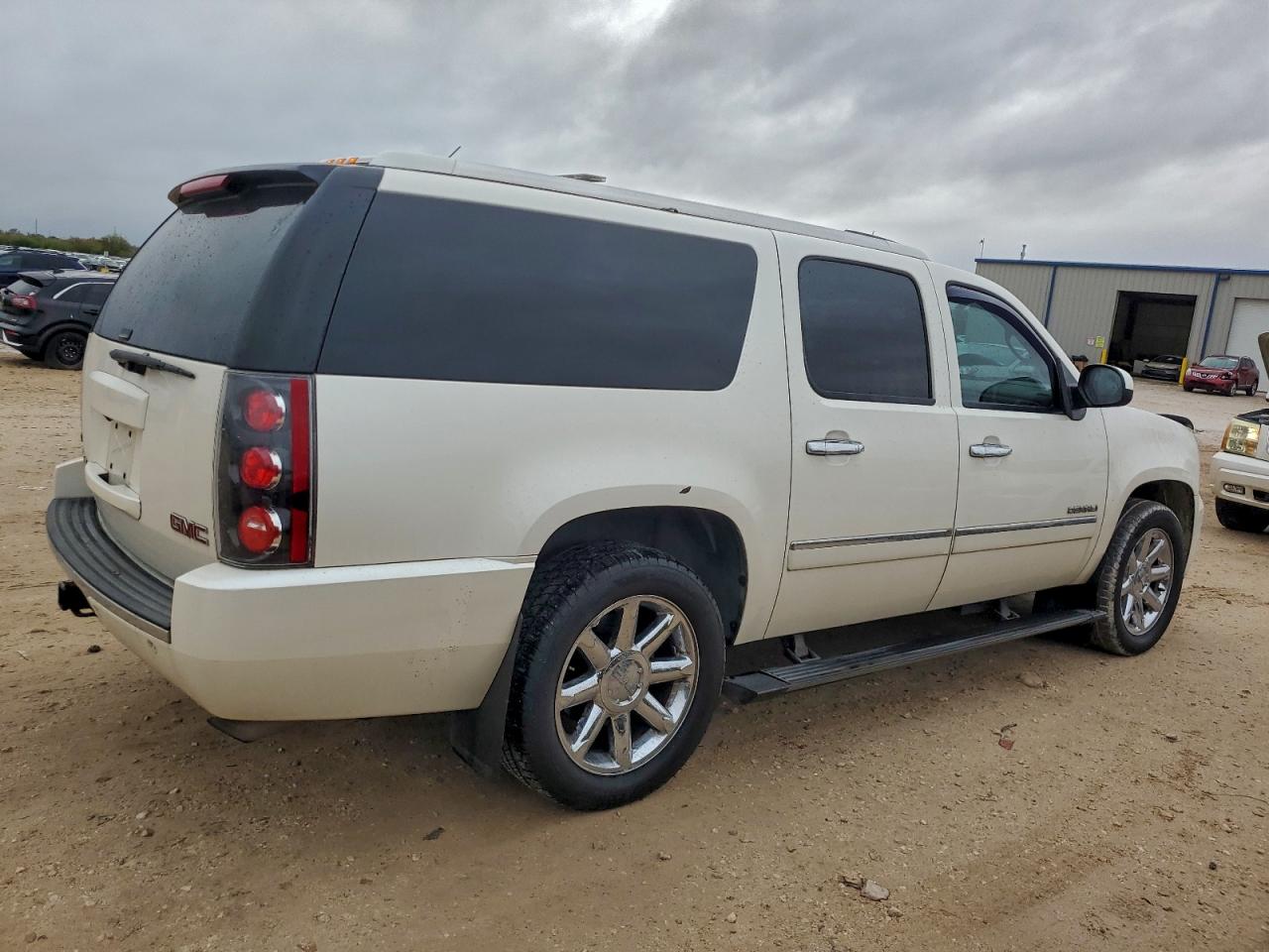2011 GMC YUKON XL DENALI photo 3