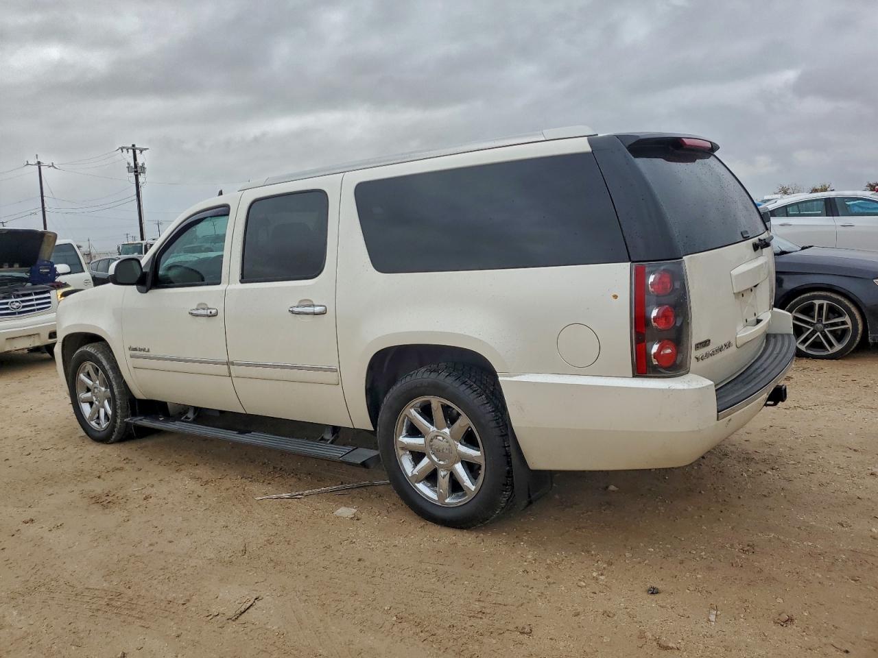 2011 GMC YUKON XL DENALI photo 2