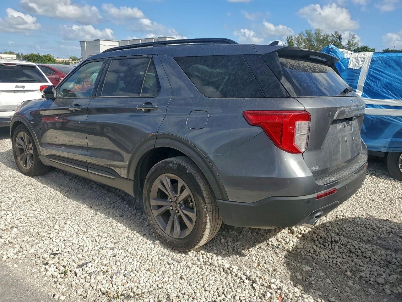 2024 FORD EXPLORER XLT photo 3