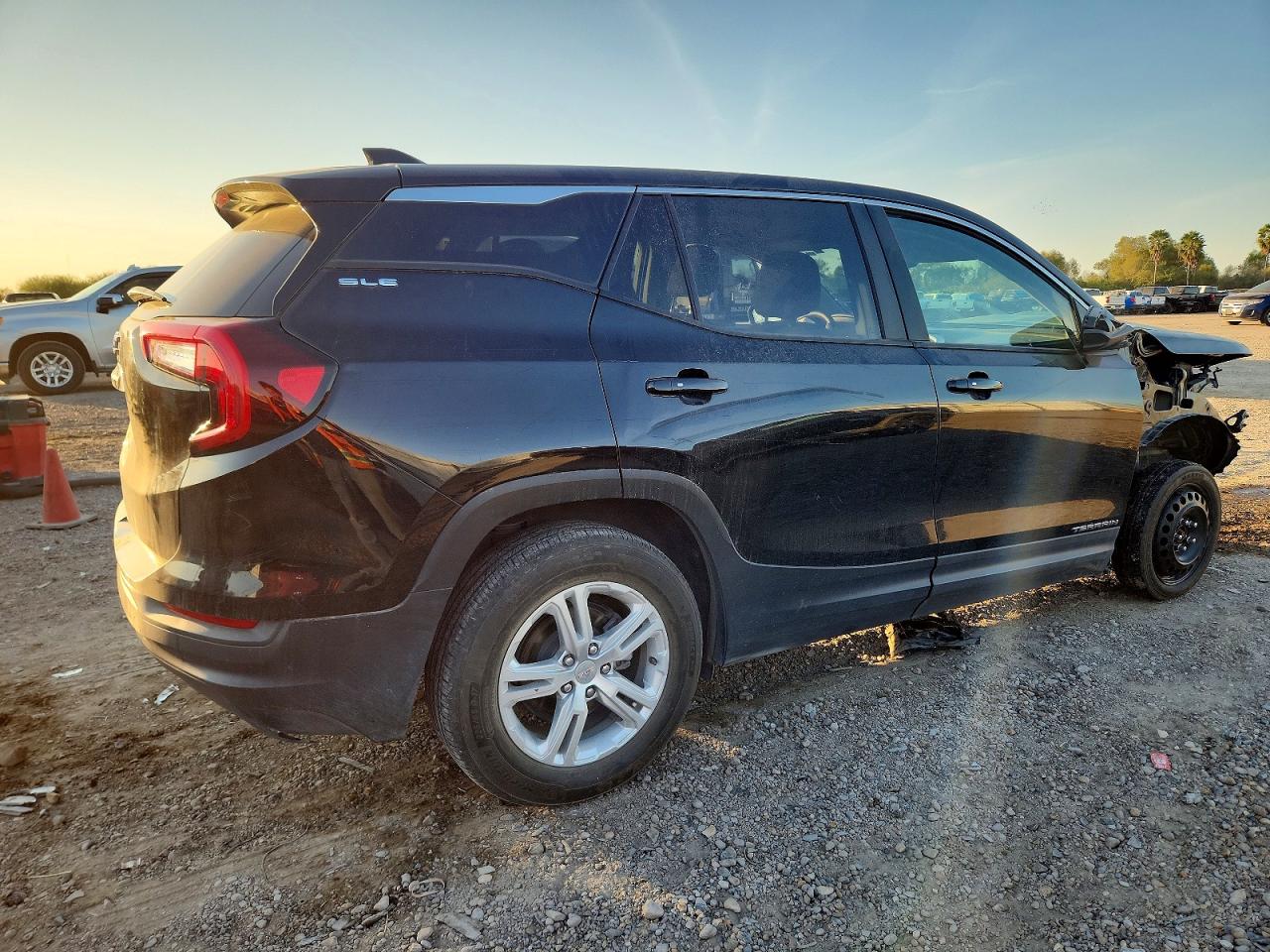 2024 GMC TERRAIN SLE photo 3