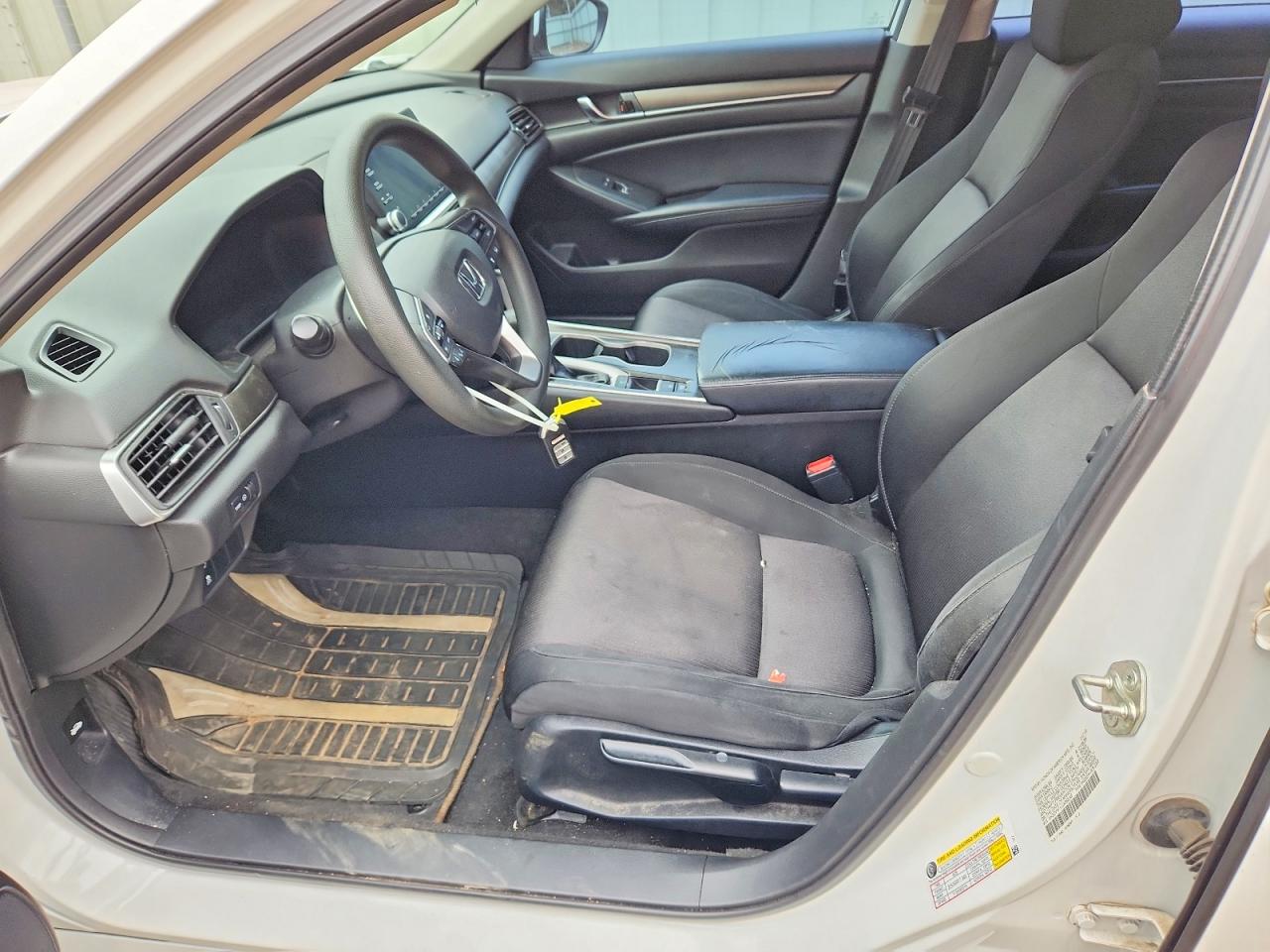 2018 HONDA ACCORD LX photo 19