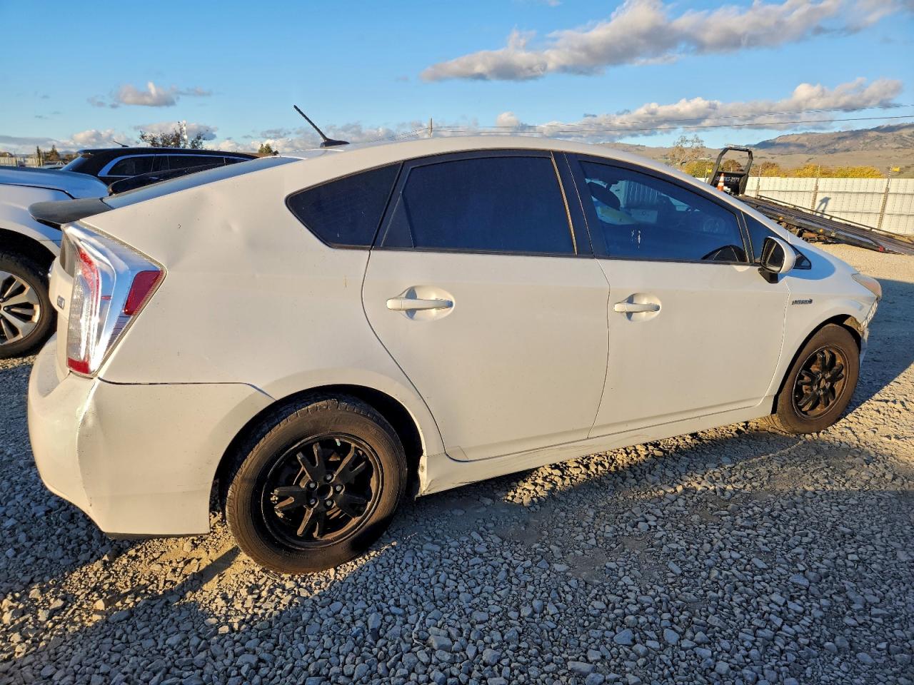 2013 TOYOTA PRIUS photo 3