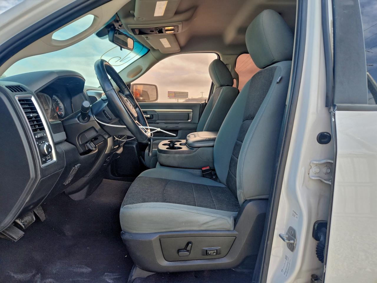 2015 RAM 1500 SLT photo 7