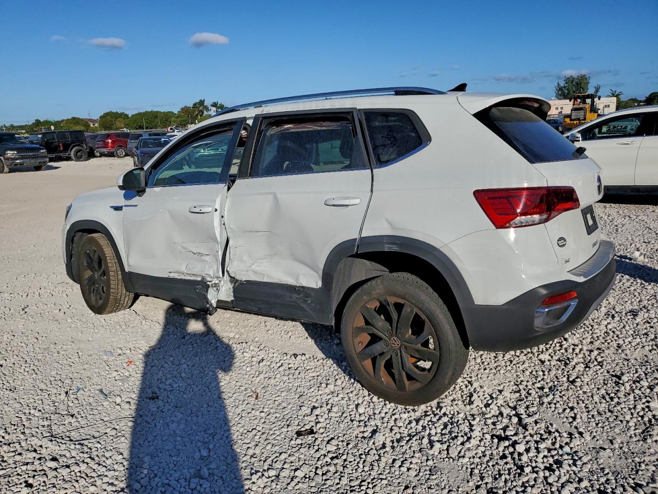 2024 VOLKSWAGEN TAOS SE photo 4