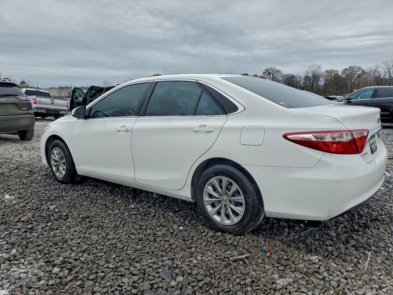 2016 TOYOTA CAMRY LE photo 2