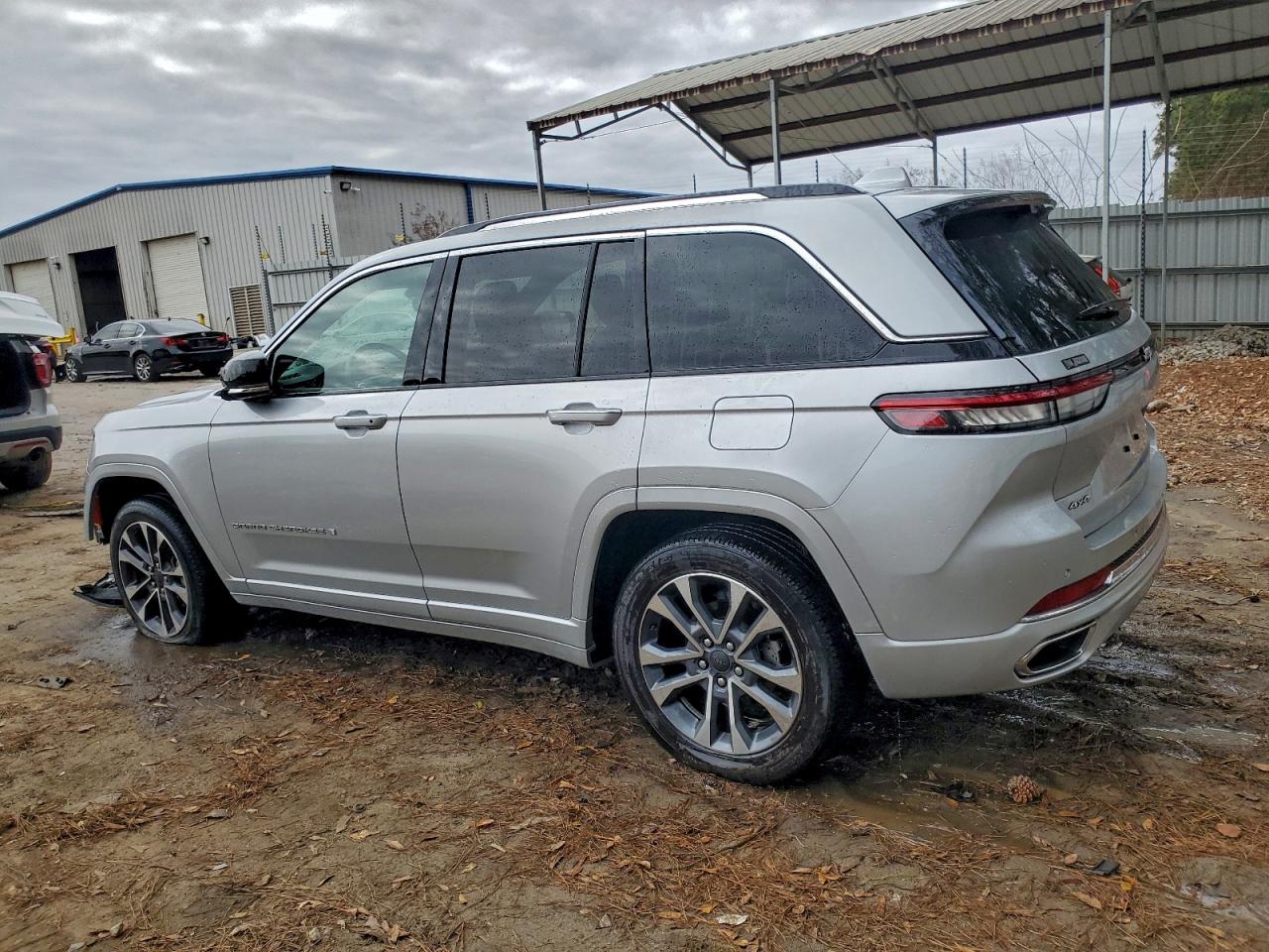 2022 JEEP GRAND CHEROKEE OVERLAND photo 3