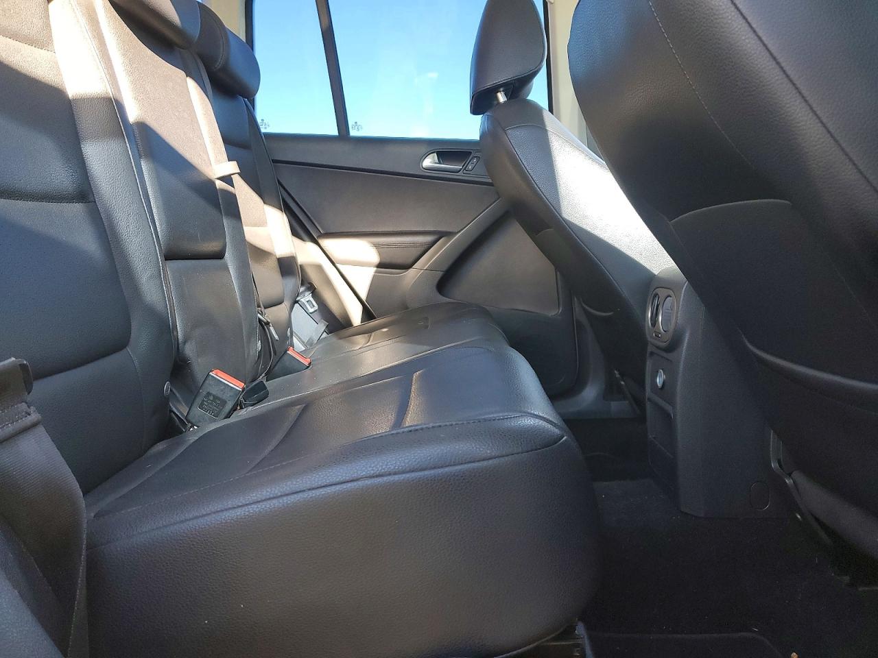 2011 VOLKSWAGEN TIGUAN S photo 11