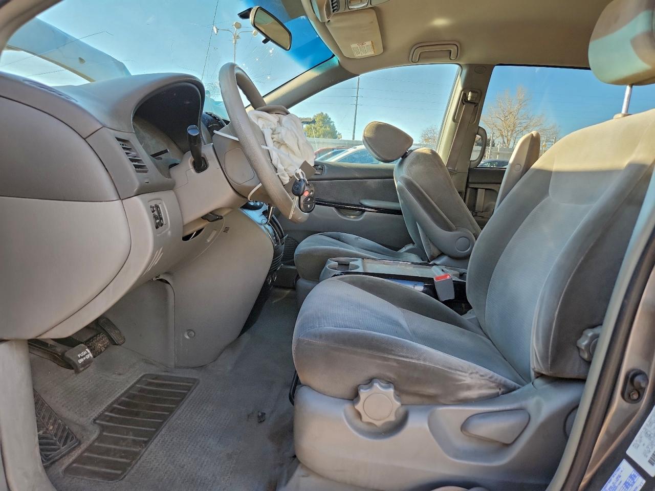 2004 TOYOTA SIENNA LE 7 PASSENGER photo 13