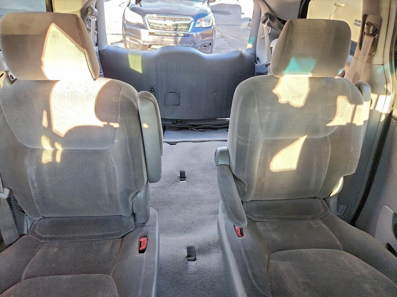 2004 TOYOTA SIENNA LE 7 PASSENGER photo 19
