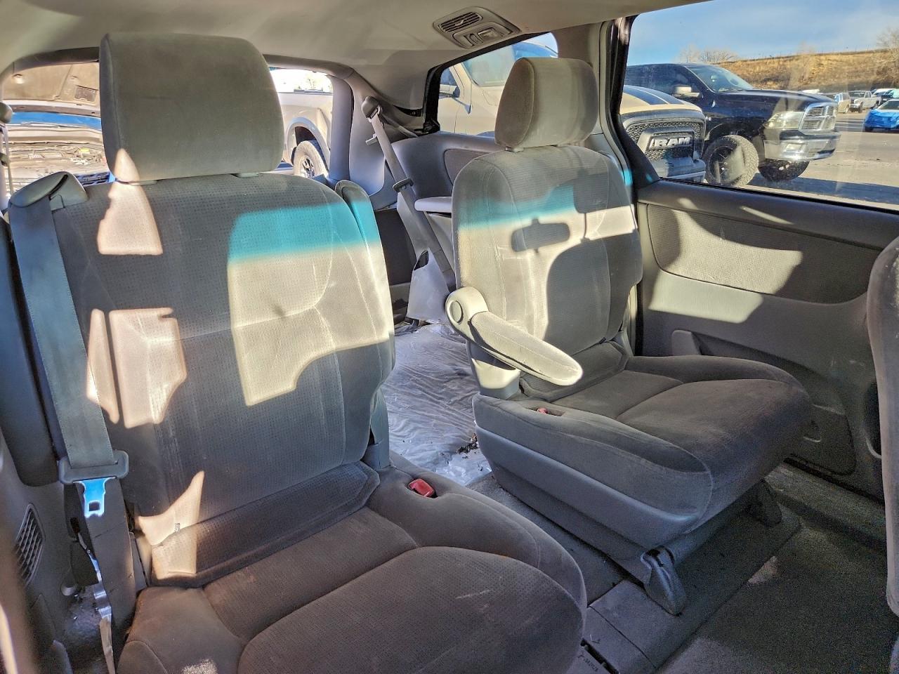 2004 TOYOTA SIENNA LE 7 PASSENGER photo 21
