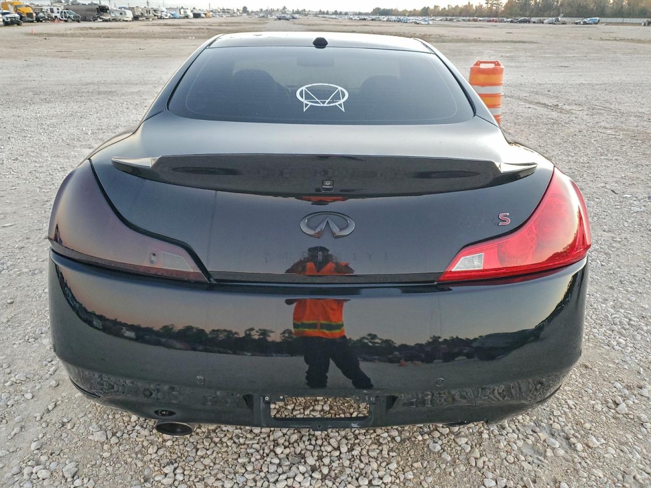 2011 INFINITI G37 photo 11