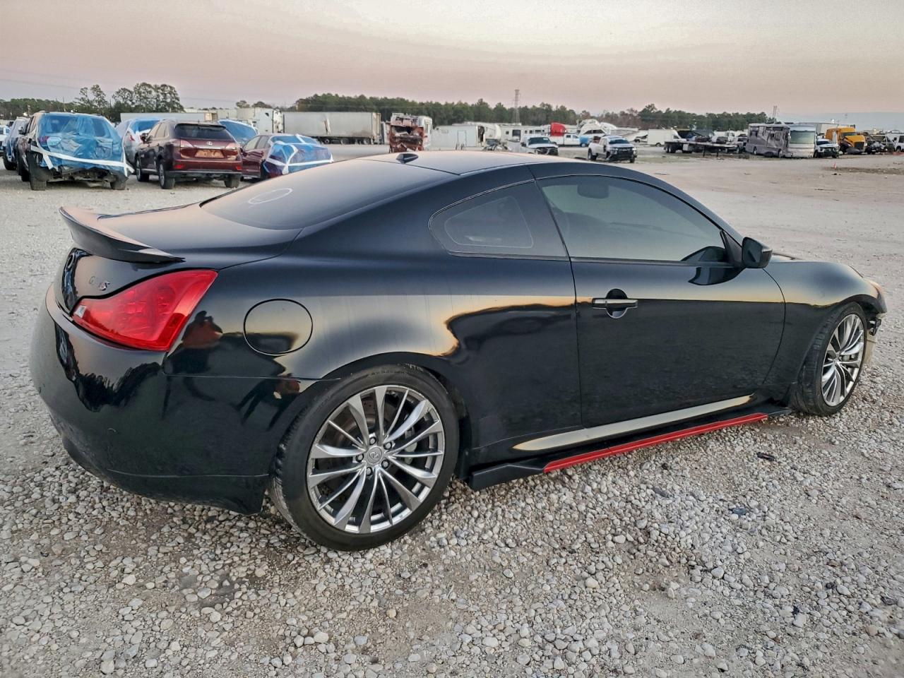 2011 INFINITI G37 photo 5