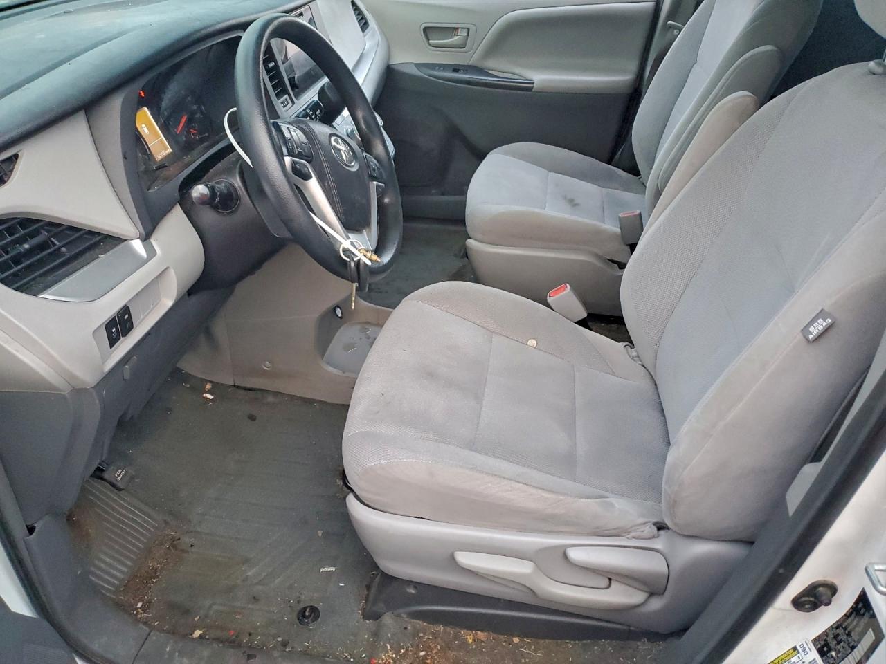 2016 TOYOTA SIENNA photo 7