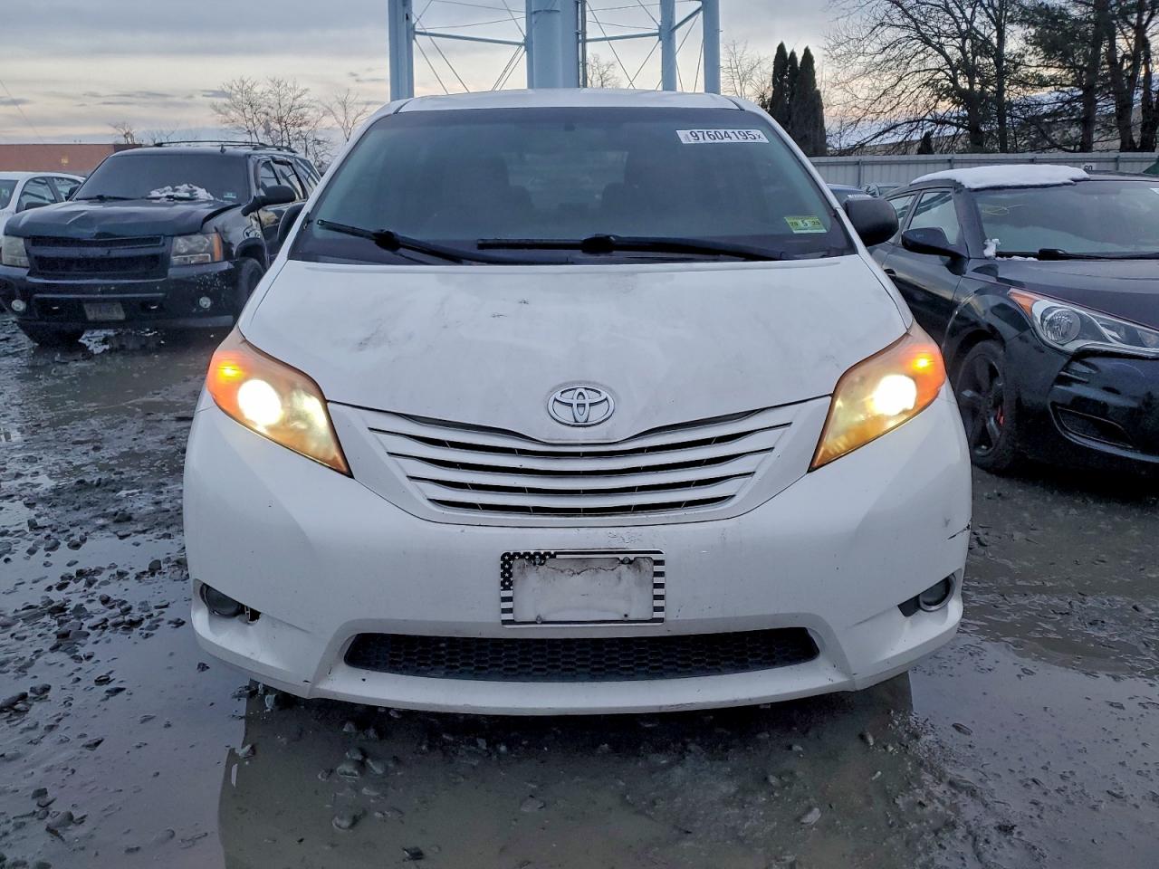 2016 TOYOTA SIENNA photo 5