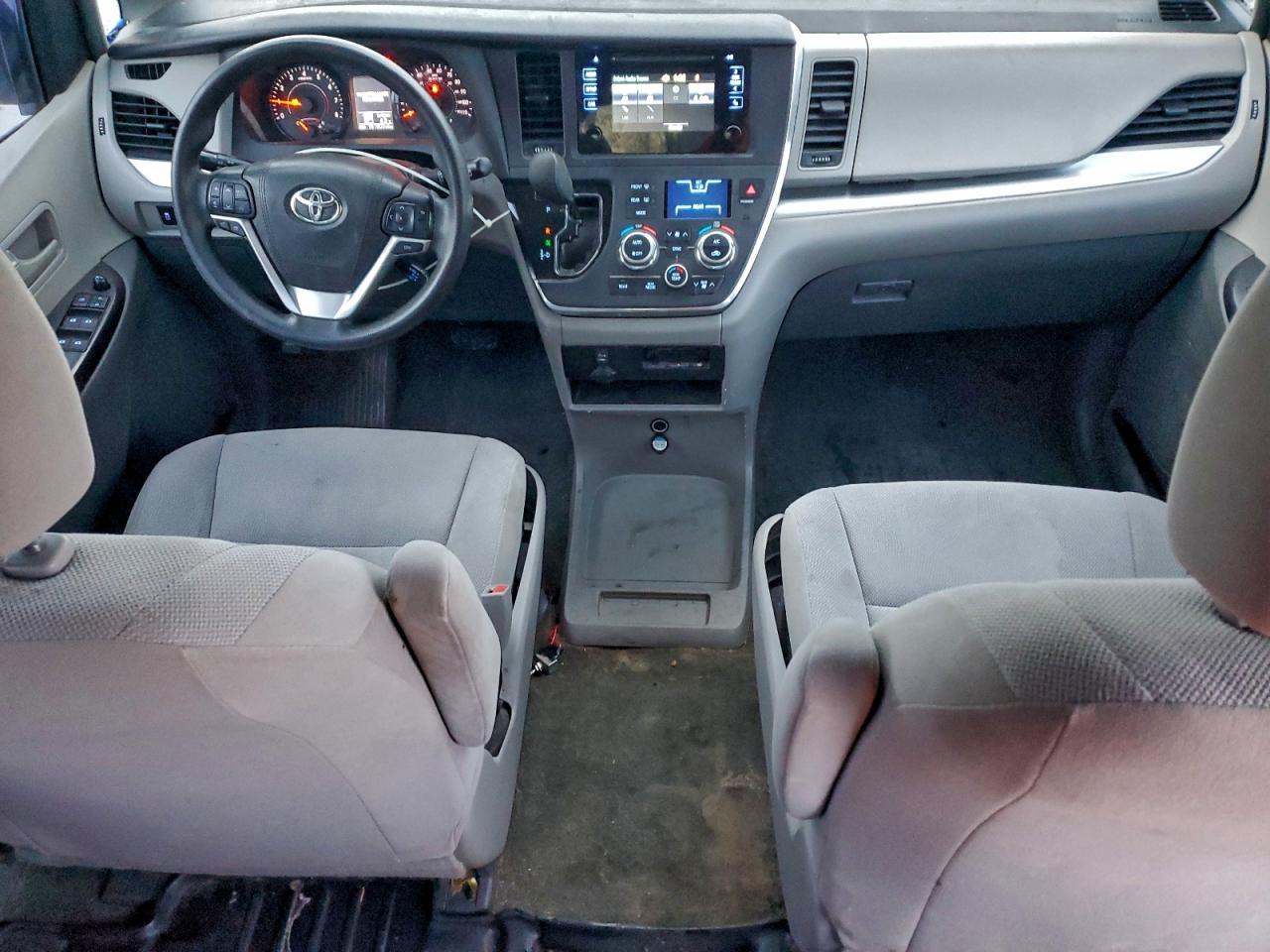 2016 TOYOTA SIENNA photo 8