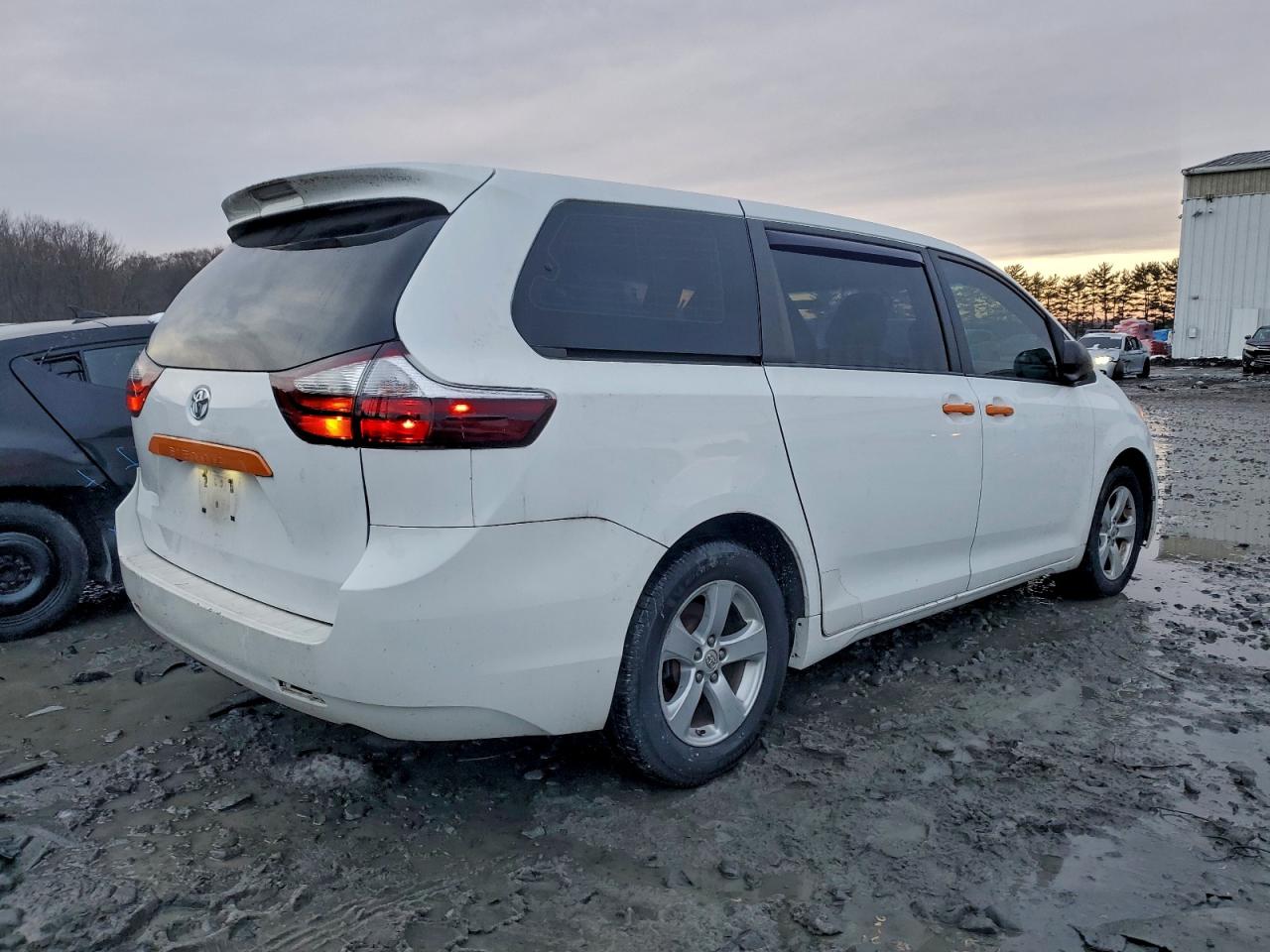2016 TOYOTA SIENNA photo 3