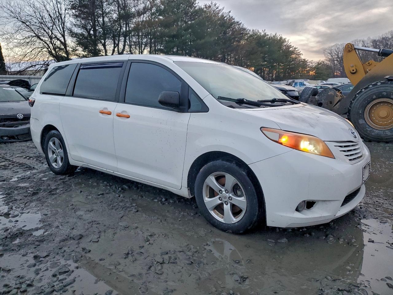2016 TOYOTA SIENNA photo 4