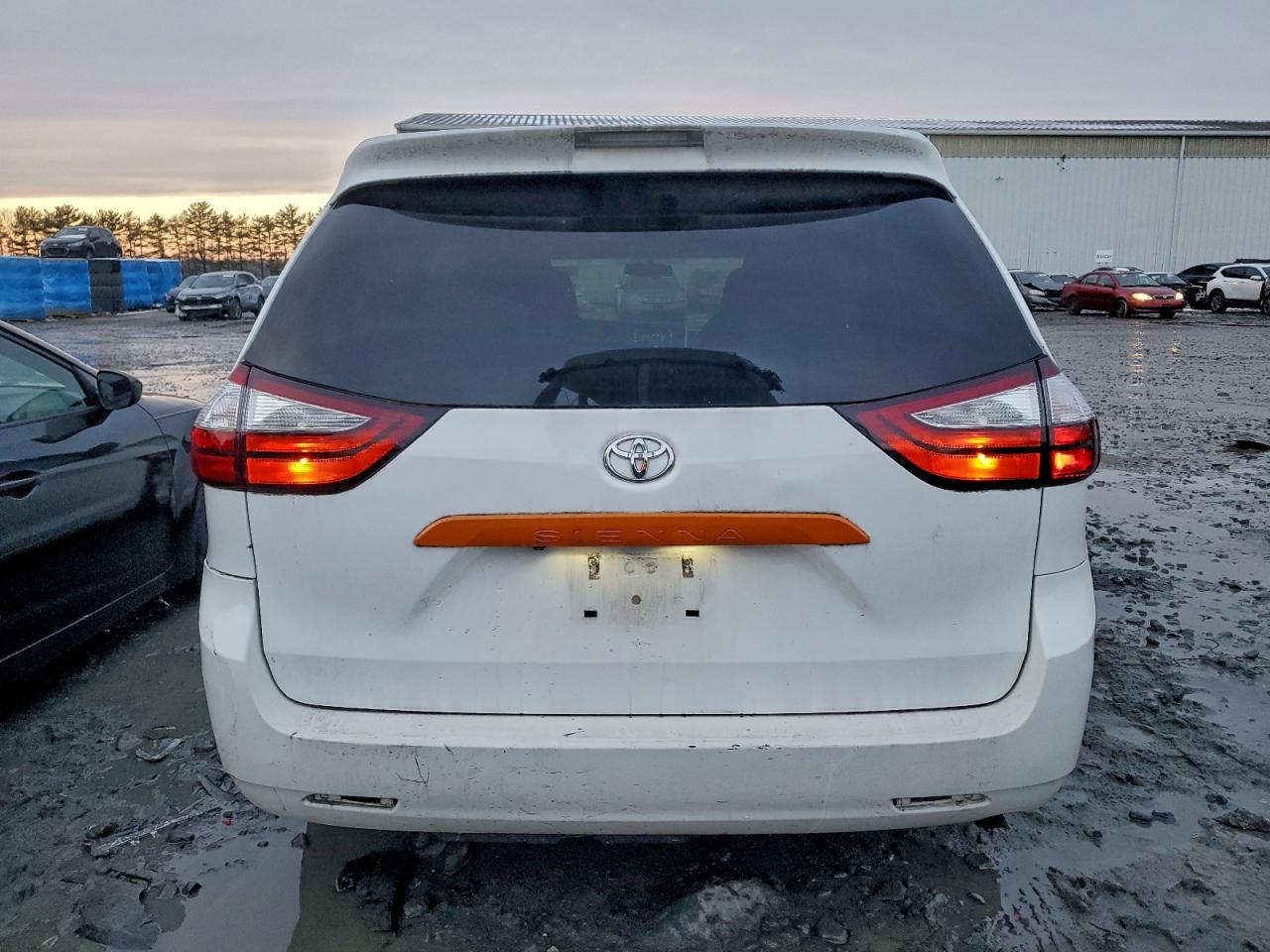 2016 TOYOTA SIENNA photo 6