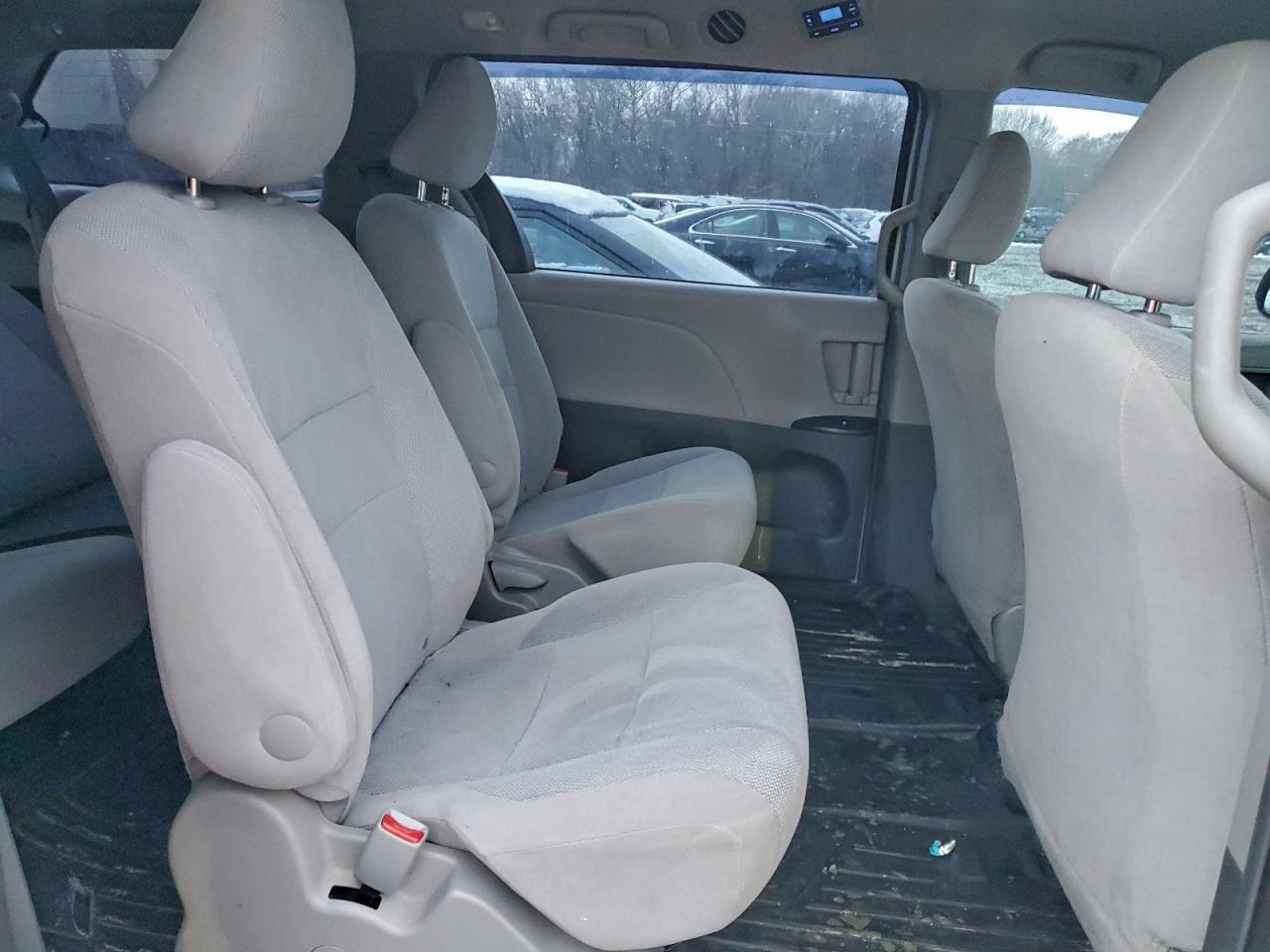 2016 TOYOTA SIENNA photo 11
